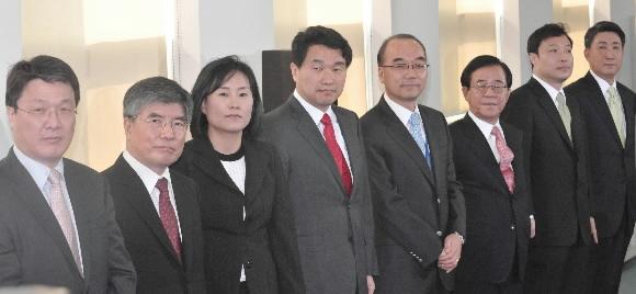 이명박 차기 정부의 청와대 수석비서관 내정자들이 10일 서울 삼청동 인수위 회의실에서 이 당선인의 인선 배경 설명을 듣고 있다. 왼쪽부터 김병국 외교안보·김중수 경제·박미석 사회정책·이주호 교육과학문화·박재완 정무·이종찬 민정·곽승준 국정기획수석 내정자, 이동관 대변인 내정자. 김명국기자 daunso@seoul.co.kr