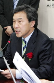 취임 한달 기자회견   손학규 대통합민주신당 대표가 10일 취임 한 달을 맞아 서울 당산동 당사에서 기자회견을 갖고 총선 구상 등을 밝히고 있다.  김명국기자 daunso@seoul.co.kr