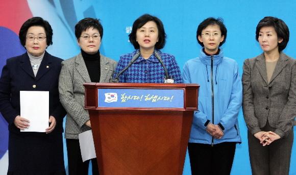 “여성에 공천 30% 달라”  한나라당 여성 의원들이 10일 여의도 당사에서 기자회견을 갖고 “총선 공천 30%를 여성 후보에 할당할 것”을 촉구하고 있다. 왼쪽부터 문희, 송영선, 김영선, 고경화, 나경원 의원. 김명국기자 daunso@seoul.co.kr