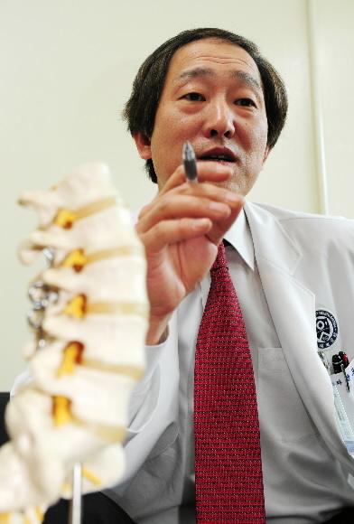 연세대 신촌세브란스병원 윤도흠 교수가 척추 모형을 앞에 두고 디스크의 증상을 설명하고 있다. 도준석기자 pado@seoul.co.kr