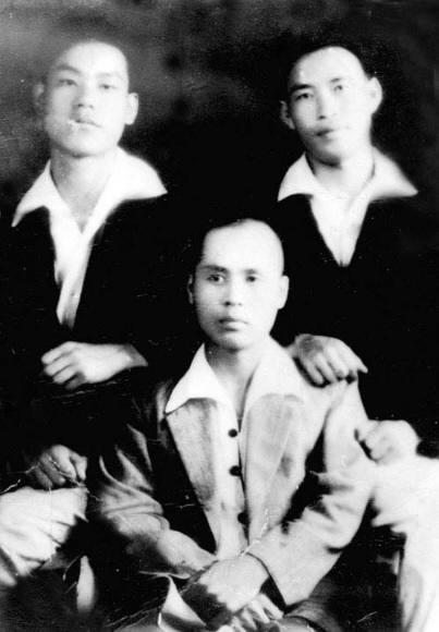 1945년 7월 부민관 폭파의거를 이끈 고(故) 조문기(가운데) 의사, 강윤국(왼쪽) 선생, 고 유만수 선생 등 주역 3인의 젊은 시절 모습이 담긴 사진이 10일 공개됐다. 사진은 부민관 폭파의거 직전 서울의 사진관에서 찍은 것으로 최근까지 조 선생의 부인 장영심 여사가 보관해 오다 민족문제연구소가 넘겨받아 소장해 왔다. 민족문제연구소 제공