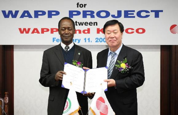 이원걸(오른쪽) 한국전력 사장이 11일 서울 삼성동 본사에서 J O 마코주 와프 의장과 4억 5000만달러짜리 공사에 서명한 뒤 계약서를 들어보이고 있다. 한전 제공