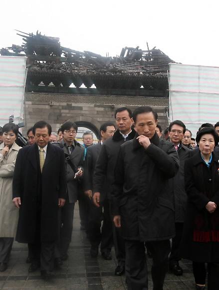 이명박 대통령 당선인이 11일 오전 서울 숭례문 화재현장을 방문한 뒤 굳은 표정으로 걸어 나오고 있다. 사진공동취재단