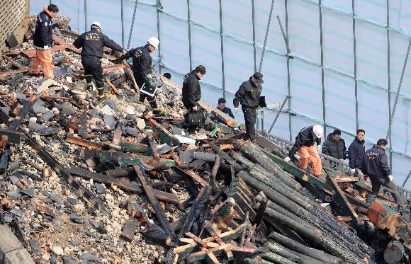 11일 불에 타 무너져 내린 국보1호 숭례문에서 경찰과 소방당국 관계자들의 현장감식이 진행되고 있다. 정연호기자 tpgod@seoul.co.kr