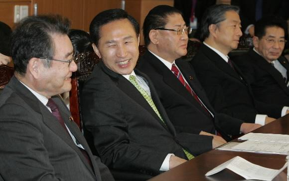 이명박(왼쪽 두번째) 대통령 당선인이 11일 오전 서울 통의동 집무실에서 가토 고이치(왼쪽) 아시아 외교안보비전연구회 회장 등 일본 중의원 대표단의 예방을 받고 의견을 나누고 있다. 사진공동취재단