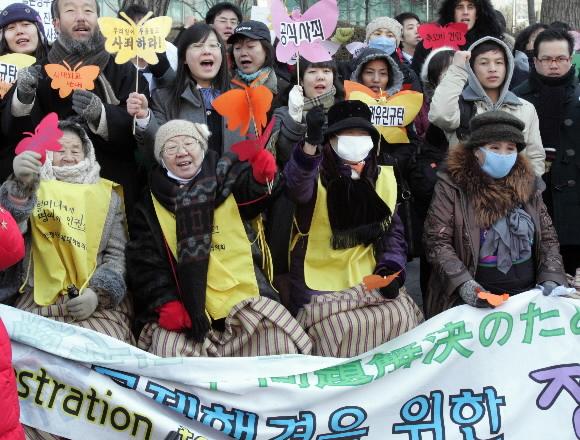 일본군의 위안부문제해결을 위한 수요집회가 13일로 800회를 맞이한 가운데 위안부 할머니들과 집회 참가자들이 서울 중구 일본대사관 앞에서 일본정부의 공식사과와 법적배상을 요구하고 있다. 연합뉴스
