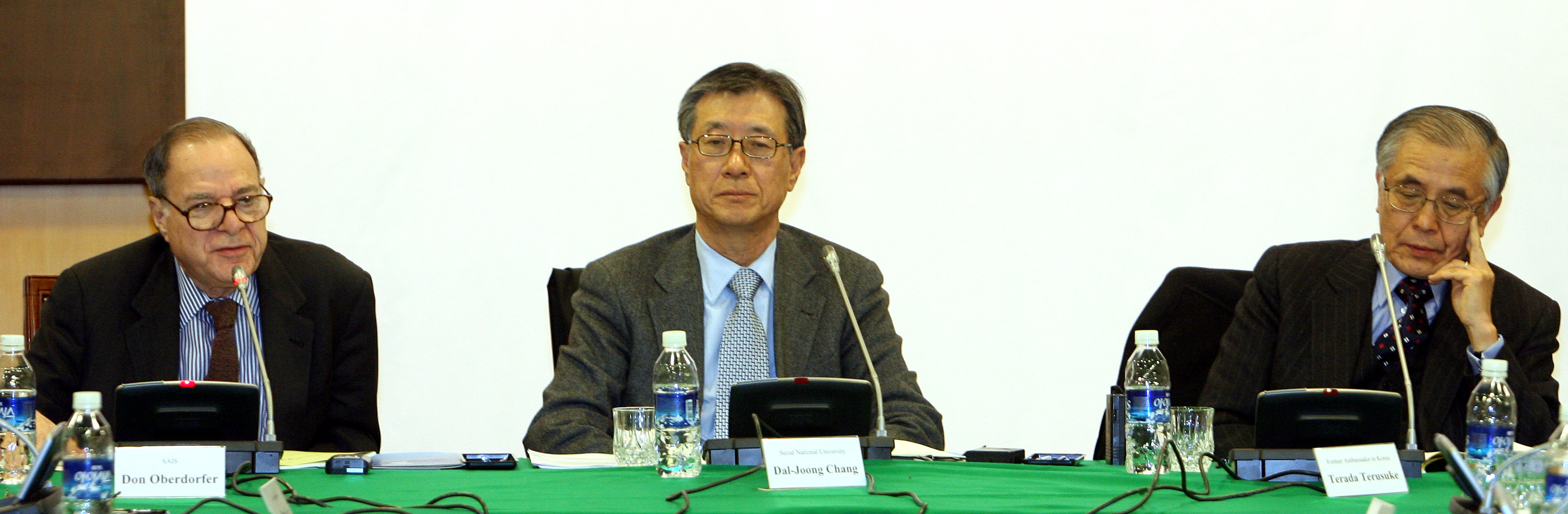 돈 오버도퍼(왼쪽) 미 존스홉킨스대 한·미연구원 원장이 13일 서울 대한상공회의소에서 열린 한반도미래포럼 국제학술회의에서 ‘한·미 관계와 한반도’에 대해 주제발표를 하고 있다. 사진 가운데는 장달중 서울대 교수, 오른쪽은 데라다 데루수케 전 주한일본대사. 연합뉴스