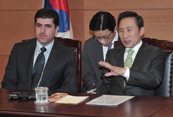 쿠르드 총리 접견  이명박(오른쪽) 대통령 당선인은 14일 서울 통의동 집무실에서 니제르반 바르자니 쿠르드 지방정부 총리와 쿠르드 지역 석유개발에 대한 의견을 나누고 있다. 사진 공동취재단