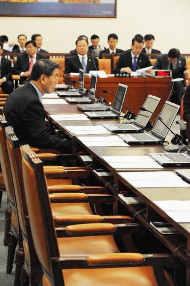 텅 빈 의석  국회 농림해양수산위원회는 14일 전체회의를 열어 태안 기름유출 피해지역 지원을 위해 ‘태안특별법’에 대해 논의했다. 그러나 대부분의 의원들은 총선 표밭으로 달려간 탓인지 한나라당 이계진(왼쪽 첫번째) 의원만이 자리를 지켰다. 이언탁기자 utl@seoul.co.kr