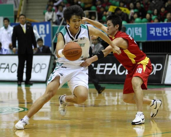 17일 원주 치악체육관에서 열린 프로농구 경기에서 오리온스 김병철(오른쪽)이 동부 강대협의 드리블을 반칙으로 저지하고 있다. 원주 배우근기자 kenny@sportsseoul.com