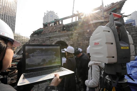 숭례문 복원 3D촬영 문화재청이 18일 오후 숭례문 화재현장에서 3D 영상으로 화재현장을 기록, 복원하는 방법에 대한 스캔 시연을 했다.  사진공동취재단