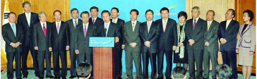 정부조직개편 협상이 끝내 결렬된 가운데 이명박 대통령 당선인이 18일 오후 8시 서울 삼청동 대통령직 인수위원회 대회의실에서 새 정부 초대 국무위원 후보자 15명을 소개하고 있다. 사진공동취재단