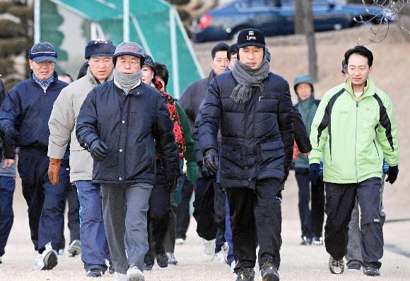 이명박(앞줄 오른쪽) 대통령 당선인이 19일 과천 중앙공무원교육원에서 한승수(앞줄 왼쪽) 국무총리 지명자와 국무위원 후보자, 청와대 수석 내정자 등과 함께 운동장을 돌며 아침운동을 하고 있다. 사진 공동취재단