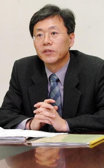윤지관 한국문학번역원 원장