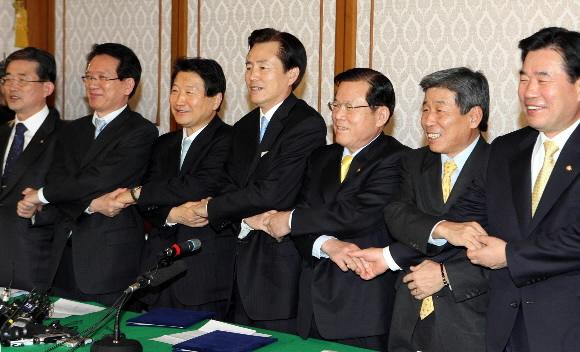 모처럼 환한 웃음  20일 통합민주당과 한나라당 원내대표단, 대통령직 인수위측이 국회 귀빈식당에서 가진 6인 협상을 통해 정부조직개편안에 합의한 뒤 손을 맞잡고 활짝 웃고 있다. 왼쪽부터 한나라당 이한구 정책위의장·김형오 인수위 부위원장·안상수 한나라당원내대표, 김효석 민주당 원내대표·최인기 민주당 정책위의장·유인태 국회 행정자치위원장·김진표 민주당 의원. 김명국기자 daunso@seoul.co.kr