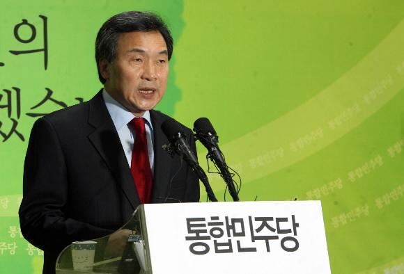 통합민주당 손학규 대표가 20일 서울 당산동 당사에서 긴급 기자회견을 열고 정부조직법 개편안 처리를 위해 해양수산부 폐지를 수용한다는 입장을 밝히고 있다. 김명국기자 daunso@seoul.co.kr