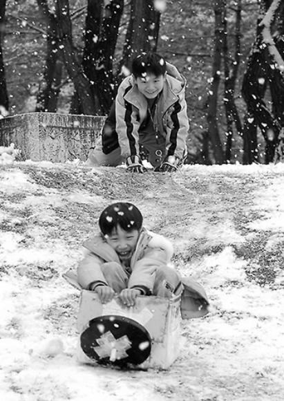 신나는 눈썰매 어른이나 아이나 썰매를 타면서 즐거워하는 모습은 참으로 보기 좋네요. 전병찬 (대구시 서구 평리동)