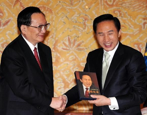 이명박 대통령이 25일 청와대에서 취임식 축하사절로 방한한 탕자쉬안 중국 국무위원에게서 이 대통령의 자서전 ‘경영미래’의 중국어판을 선물로 받고 있다. 최해국기자 seaworld@seoul.co.kr