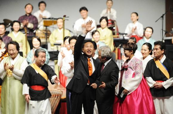 이명박 대통령이 25일 세종문화회관에서 열린 취임 축하 공연에 참석해 관객들에게 손을 들어 인사하고 있다. 최해국기자 seaworld@seoul.co.kr