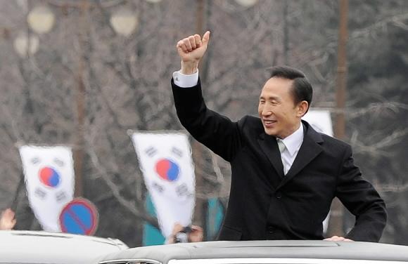 이명박 대통령이 25일 제17대 대통령 취임식을 마친 뒤 청와대로 가던 중  광화문에서 환영나온 시민들에게 엄지 손가락을 들어 보이고 있다. 도준석기자 pado@seoul.co.kr