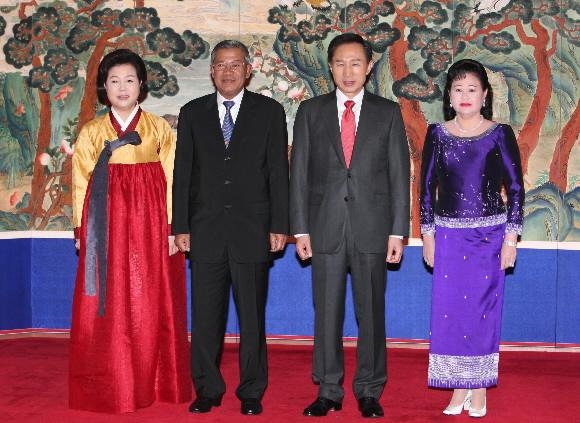 이명박 대통령과 캄보디아 훈센 총리 내외가 26일 청와대에서 정상회담을 하기 전에 기념 촬영을 하고 있다. 최해국기자 seaworld@seoul.co.kr