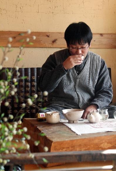 죽로차 마시는 조윤석씨.