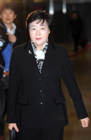 27일 변도윤 여성부 장관 후보자가 서울 세종로 외교부 청사에서 기자회견을 갖기 위해 브리핑실로 들어서고 있다.  정연호기자 tpgod@seoul.co.kr