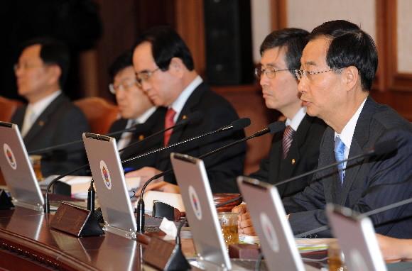 盧내각, 새정부 첫 각의 주재  27일 서울 세종로 정부중앙청사에서 열린 새 정부 첫 국무회의에서 한덕수(맨 오른쪽) 총리가 모두 발언을 하고 있다. 정연호기자 tpgod@seoul.co.kr