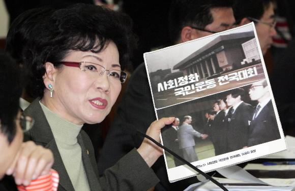 통합민주당 장복심 의원이 27일 김성이 보건복지부 장관 후보자 청문회에서 준비해 온 자료를 들어보이며 5공 때의 경력을 문제삼고 있다. 이언탁기자 utl@seoul.co.kr