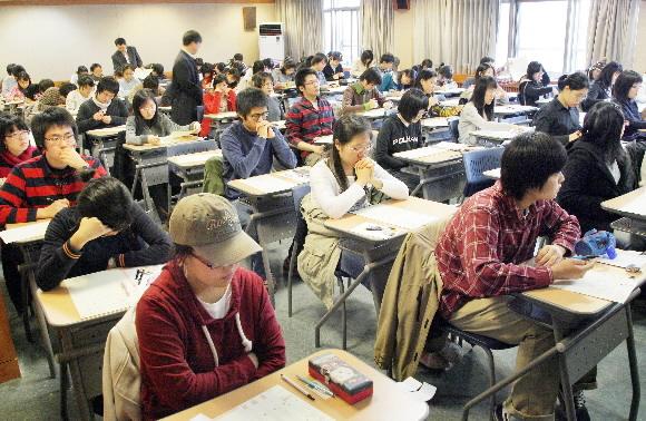 올해부터 수능 등급제 폐지를 비롯해 대입 현장에서 대변혁이 예상된다. 사진은 등급제가 처음이자 마지막으로 시행된 지난해 한국외국어대에서 학생들이 논술시험을 치르고 있는 모습. 서울신문 포토라이브러리