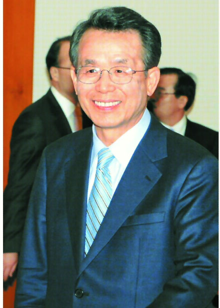 한승수 국무총리가 29일 청와대 집무실에서 국무총리 임명장을 받기 위해 대기하며 환하게 웃고 있다. 최해국기자 seaworld@seoul.co.kr