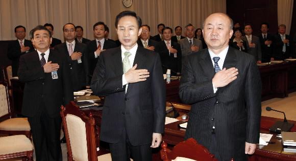 이명박 대통령이 29일 오전 청와대에서 열린 취임 후 첫 확대비서관회의에 참석해 비서관들과 함께 국민의례를 하고 있다. 최해국기자 seaworld@seoul.co.kr