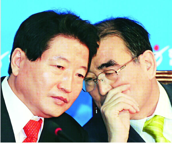 한나라당이 공천심사와 관련해 당내 갈등이 표면화되고 있는 가운데 안상수(왼쪽) 원내대표와 이방호 사무총장이 29일 국회에서 열린 주요당직자회의에서 귀엣말을 하고 있다. 김명국기자 daunso@seoul.co.kr