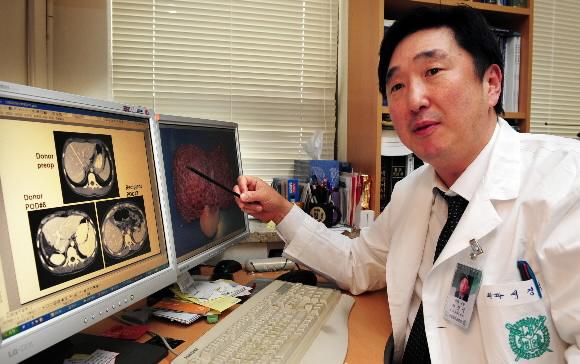 서울대병원 외과 서경석 교수가 컴퓨터 모니터를 가리키며 간암의 증상과 치료법을 설명하고 있다. 도준석기자 pado@seoul.co.kr