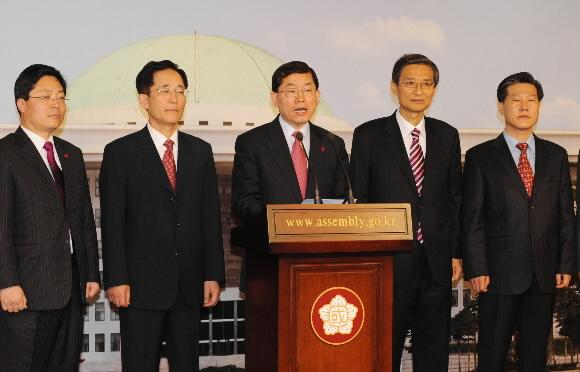 창조한국당 문국현(가운데) 대표가 2일 국회 기자회견장에서 한나라당 이재오 의원의 지역구인 서울 은평을 출마를 선언하고 있다. 이언탁기자 utl@seoul.co.kr