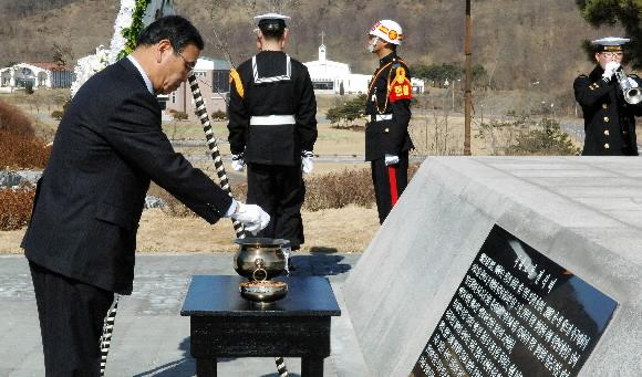 이상희 국방부장관이 1일 취임 후 첫 일정으로 경기도 평택 해군 2함대사령부를 방문해 서해교전 전적비에 참배하고 있다. 연합뉴스
