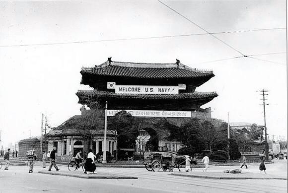 주한 미해군사령관 로덴 준장이 송영무 해군 참모총장에게 보낸 1950년 미 항공모함 BOXER함의 인천항 입항을 환영하는 내용의 현수막이 걸려있는 숭례문 사진. 로덴 준장은 이 사진과 함께 숭례문 화재사건에 대한 안타까운 마음을 담은 서신을 보내왔다. 해군본부 제공