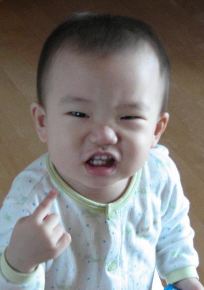 엄마 내 표정 어때요?        저희 쌍둥이 중 아들 녀석인 노준이의 엽기적인 표정 어떤가요? 꼭 “엄마 이런 게 화낫을 때 짓는 표정이야!”라고 말하는 것 같지 않나요? 방수정·경기도 고양시 일산구 풍동