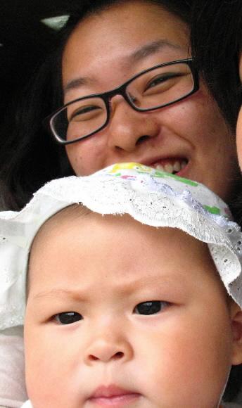 상반된 표정 항상 까르르 잘 웃어서 정말 예쁜 아는 언니네 아기랑 함께 사진을 찍었는데 활짝 웃고 있는 저와 달리 아이는 너무 심오한 표정을 짓고 있네요. 이 이모가 뭘 잘못했니?  정다운·인천광역시 부평구 삼산동