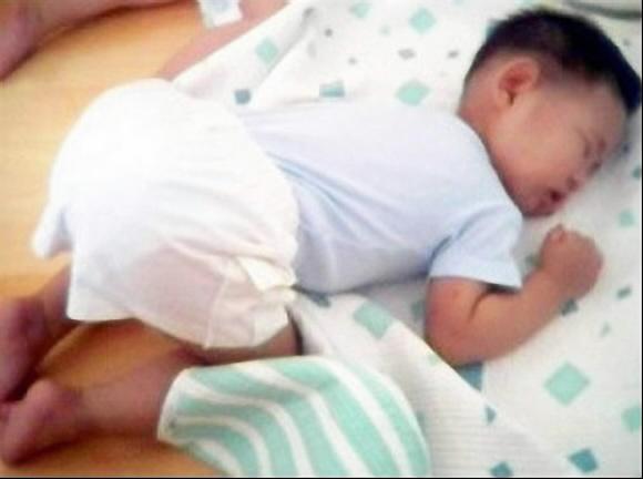 희한한 잠버릇 어린이집 낮잠시간에 낮잠을 자고 있는 저희반 아이예요. 엉덩이를 하늘로 향해 힘껏 치켜들고서 자는 모습이 어찌나 귀엽던지. 박서례· 서울시 성북구 동선동5가