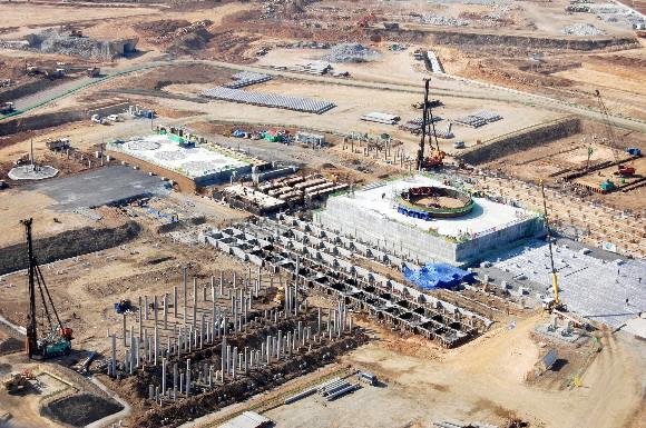 충남 당진의 현대제철 일관제철소 건설현장.핵심 설비인 고로(高爐·원통 모양의 구조물)가 서서히 모습을 드러내고 있다.   현대제철 제공