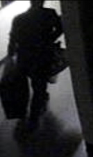 CCTV에 찍힌 용의자  용의자가 여행용 가방을 옮기는 장면이 지난달 18일 오후 9시56분 아파트 7층에 설치된 CCTV에 찍혔다. 서울 마포경찰서 제공