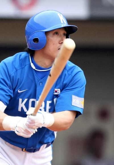 10일 타이완에서 열린 베이징올림픽 야구 최종예선 스페인과의 경기 8회초 1사 1루 상황에서 대타로 나선 이승엽이 오른쪽 담장을 훌쩍 넘어가는 투런홈런을 날린 뒤 타구를 응시하고 있다. 도우리우(타이완) 박진업기자 upandup@sportsseoul.co.kr