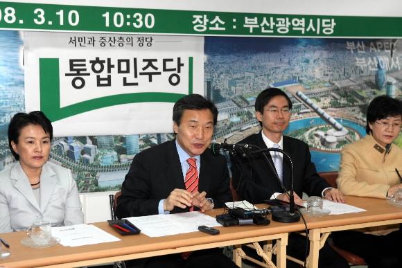 손학규(왼쪽에서 두번째) 대표 등 통합민주당 지도부가 10일 부산시당 회의실에서 최고위원회의를 개최하고 있다. 부산 왕상관기자 skwang@seoul.co.kr