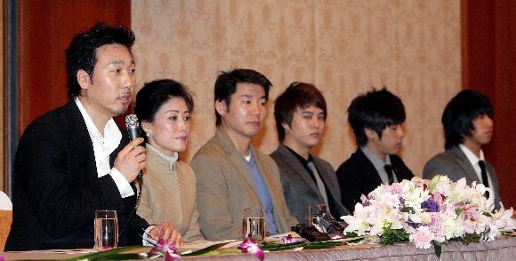 10일 서울 밀레니엄 힐튼호텔에서 열린 작곡가 고(故) 이영훈 씨 헌정공연 ‘광화문 연가’ 기자간담회에 참석한 가수 이문세·정훈희, 배우 박상원, 그룹 SG워너비의 김용준(왼쪽부터). 연합뉴스