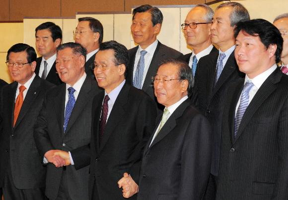 한승수 국무총리와 전국경제인연합회 회장단이 13일 서울 하얏트호텔에서 만찬 간담회를 하기에 앞서 포즈를 취하고 있다. 한 총리(오른쪽)와 정몽구 현대·기아차그룹 회장이 손을 잡고 있다. 한 총리 오른쪽은 조석래 전경련 회장, 맨 오른쪽은 최태원 SK그룹 회장. 안주영기자 jya@seoul.co.kr