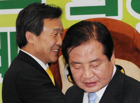 통합민주당 손학규(왼쪽)대표가 14일 국회에서 열린 최고위원회의에 참석하기에 앞서 웃고 있다. 오른쪽은 박상천 대표. 이언탁기자 utl@seoul.co.kr