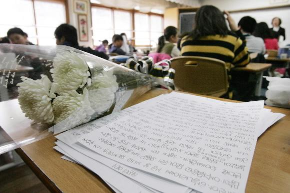 실종 두달여 만에 숨진 채 발견된 이혜진양이 다녔던 안양 명학초등학교 교실 빈 자리에 14일 선생님과 친구들이 가져온 꽃과 편지들이 놓여 있다. 손형준기자 boltagoo@seoul.co.kr