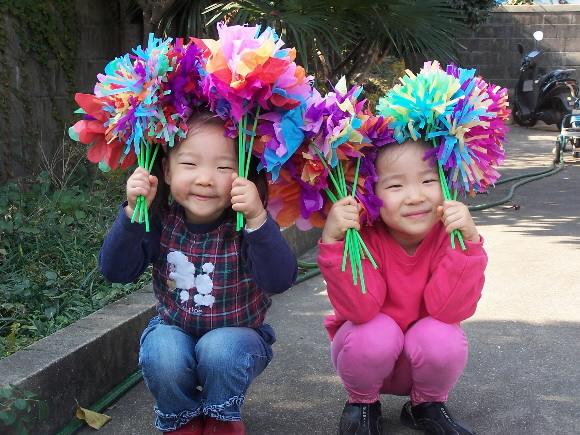 꽃보다 아름다워 요즘 날씨가 제법 따뜻해졌네요. 그래서 아이들이랑 만든 색종이 꽃을 들고 마당에서 사진을 한 장 찰칵하고 찍어봤어요. 꽃이랑 저희 딸들이 제법 어울리죠?  (유태순·제주도 서귀포시 대정읍 인성리)