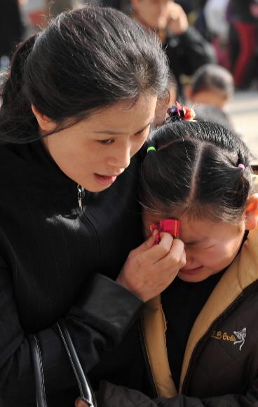 가슴에 묻다 17일 경기 안양시 만안구 명학초등학교에서 진행된 이혜진양의 영결식이 끝난 뒤, 슬퍼하는 한 어린이를 선생님이 감싸안으며 눈물을 닦아주고 있다. 안양 손형준기자 boltagoo@seoul.co.kr